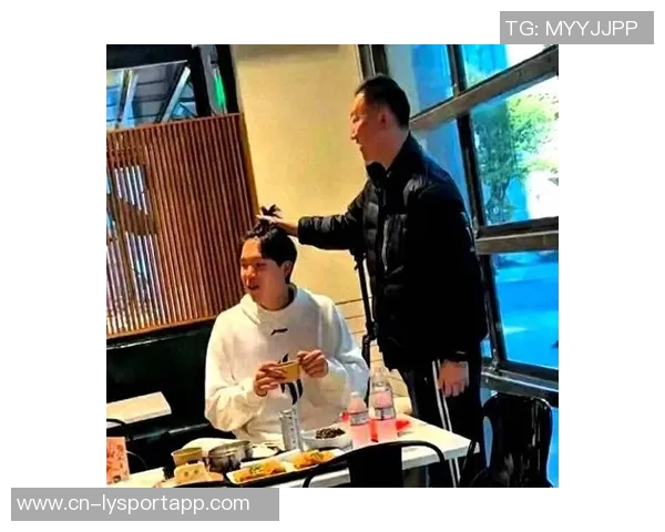 刘维伟自带剪刀为杨瀚森打造30美元理发馆的独特体验