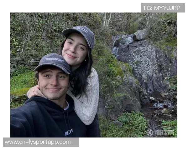 内维斯女友分享巴黎时装周精彩瞬间感受城市每个角落的魔力与魅力