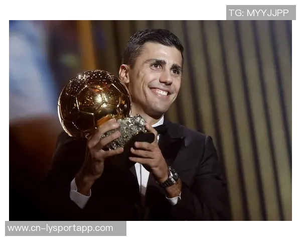 C罗荣获环足奖颁奖典礼上佩戴70万美元限量百达翡丽手表引发热议